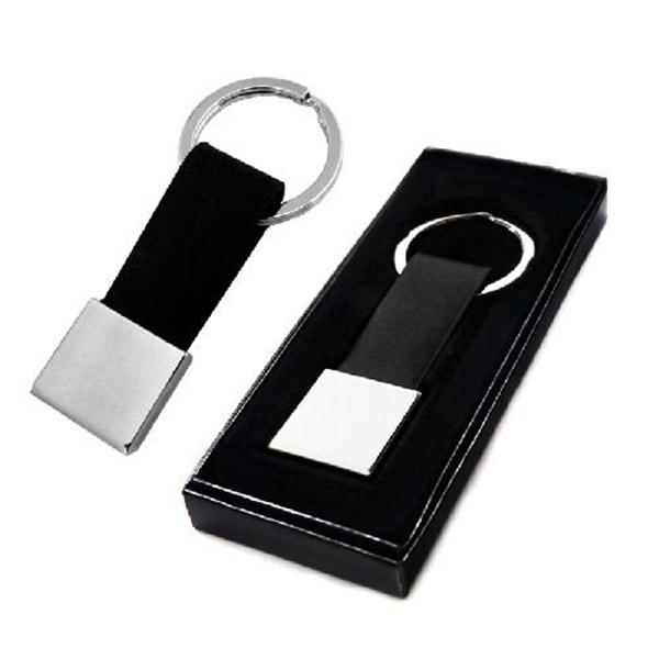 Chaveiro de metal quadrado com detalhe em couro sintético 